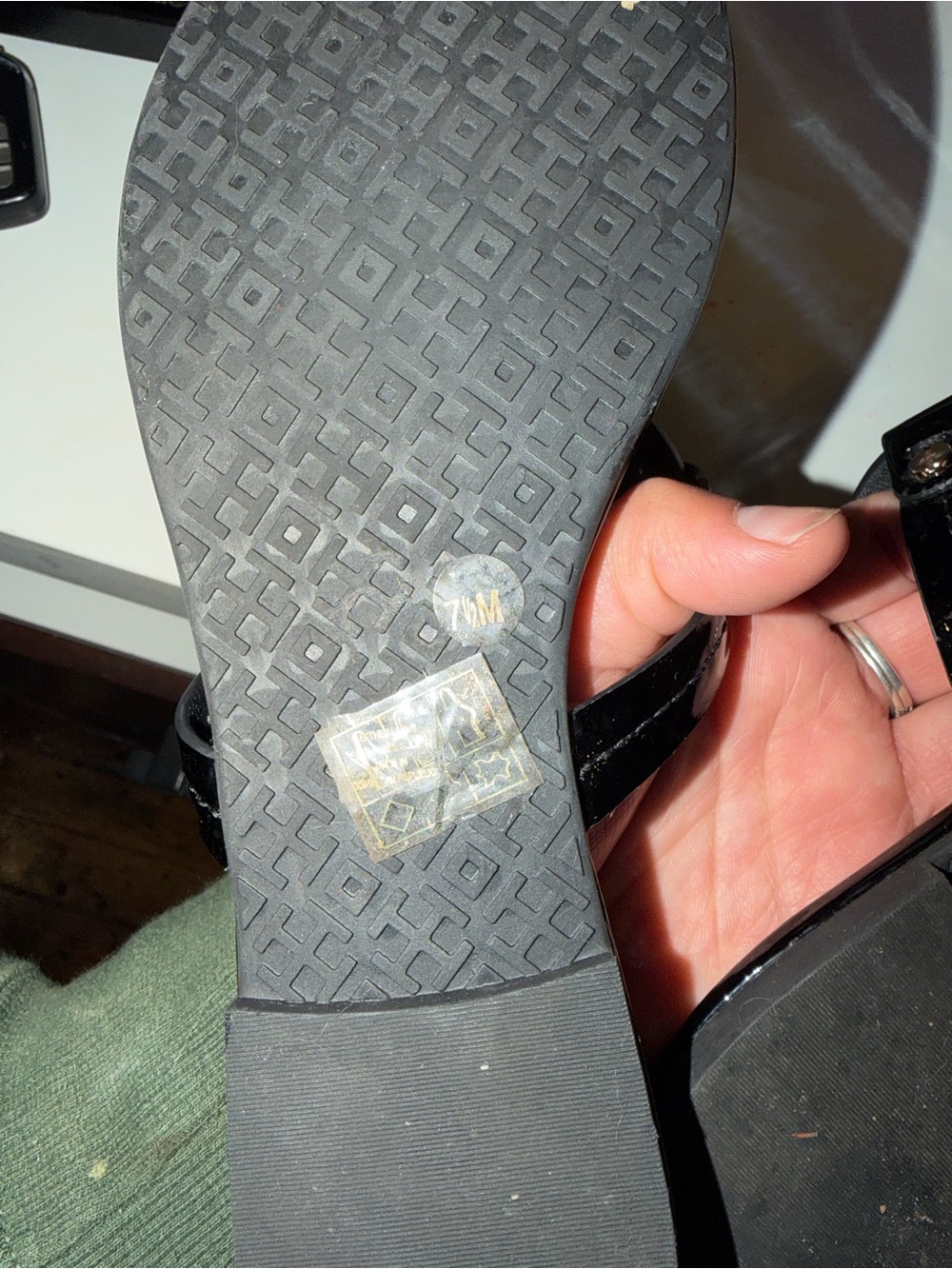 Black Logo Medallion Thong Sandals - Women Tory and Burch - Picture 7 of 7
